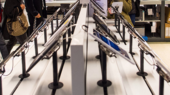 Spanish shoppers check out tablets on Black Friday 2015