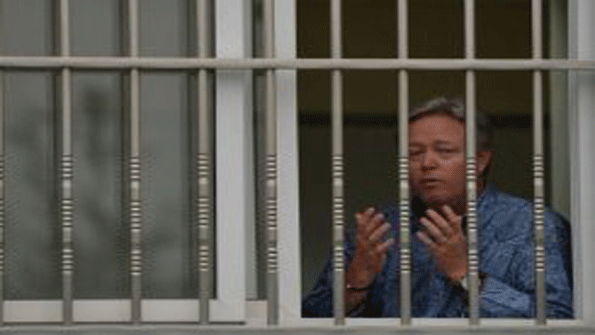 China Factory Workers Hold US Boss over Wage Dispute