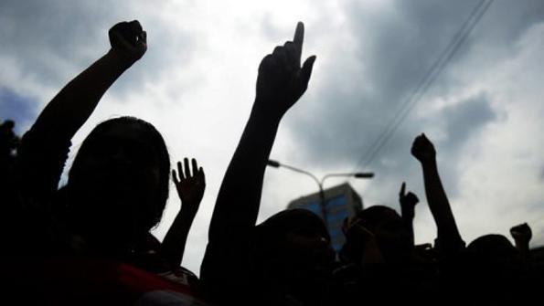 Bangladesh Garment Workers Set Fire To Factory over Benefits