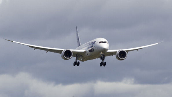 A Boeing 787 Dreamliner prepare for landing