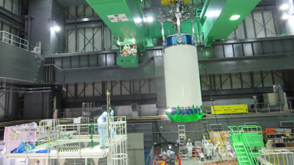 Workers at No 4 reactor at the Fukushima Daiichi Nuclear Plant