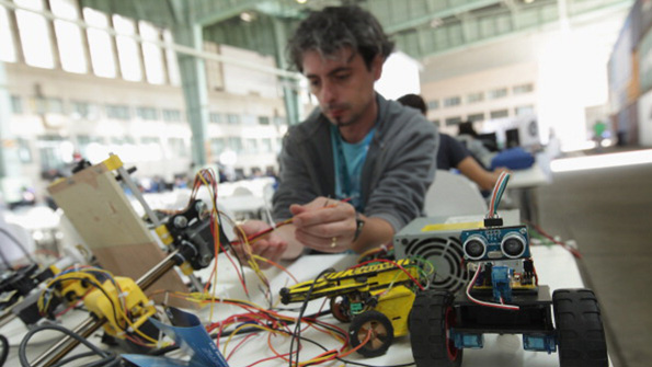 A maker builds a 3D printer at a German tech party