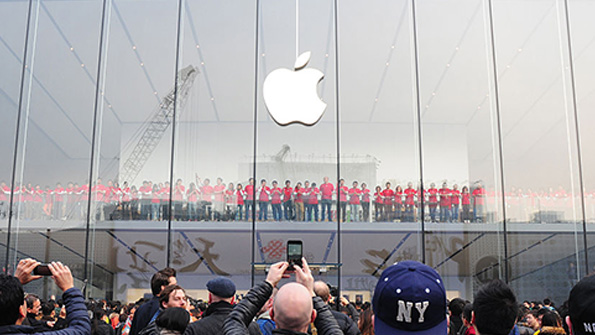 Apple fans and others snap photos of the Hangzhou China retail store
