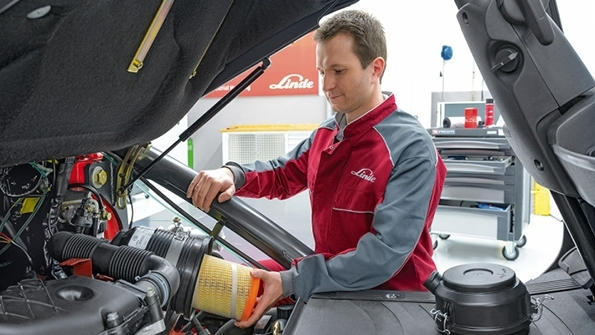 An engineer conducts a thorough lift truck examination Photo provided by Linde