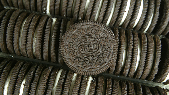 Rows of Oreo cookies