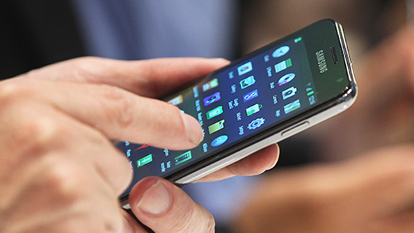 A user fiddles with the Samsung Galaxy S7