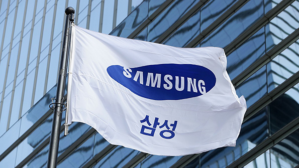 A Samsung flag flies outside the companys corporate headquarters in Seoul