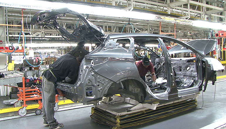 Nissan workers build Murano
