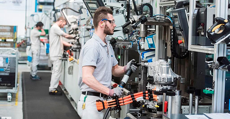 Production worker with GKN Driveline