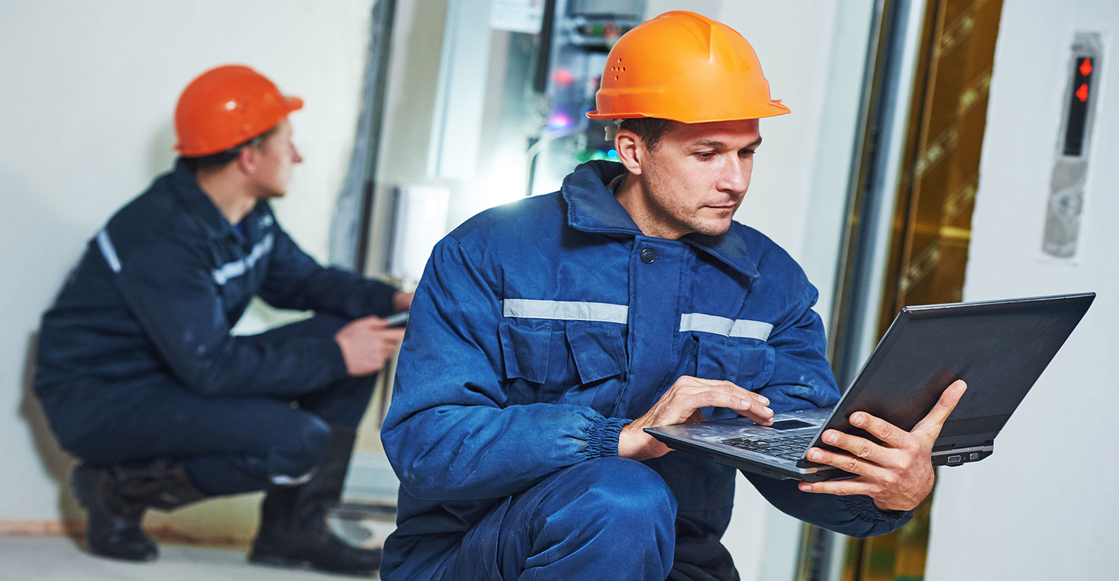 maintenance-laptop-hardhat-1620