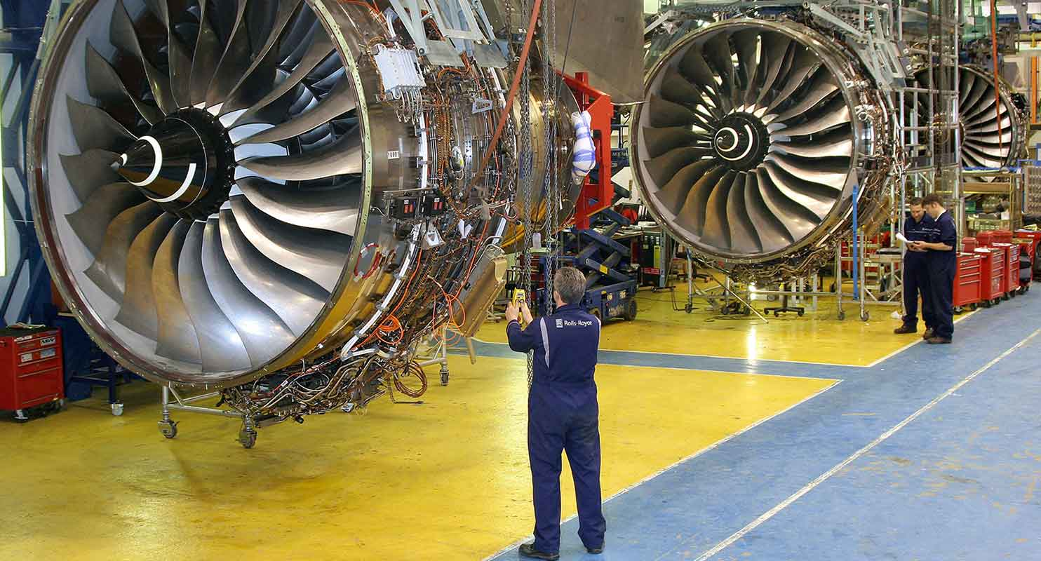 Building Rolls-Royce Trent 1000 airplane engines