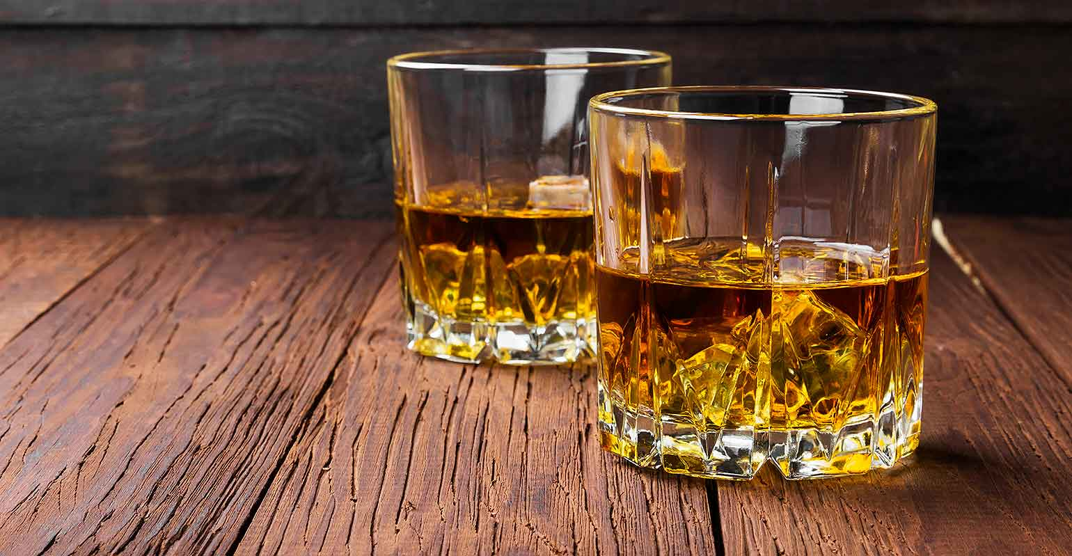 alocholic beverage in 2 glasses