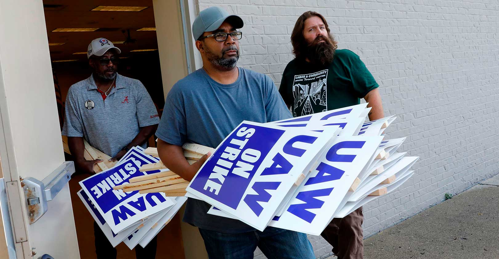 UAW-signs-JEFF-KOWALSKY-AFP-getty.jpg