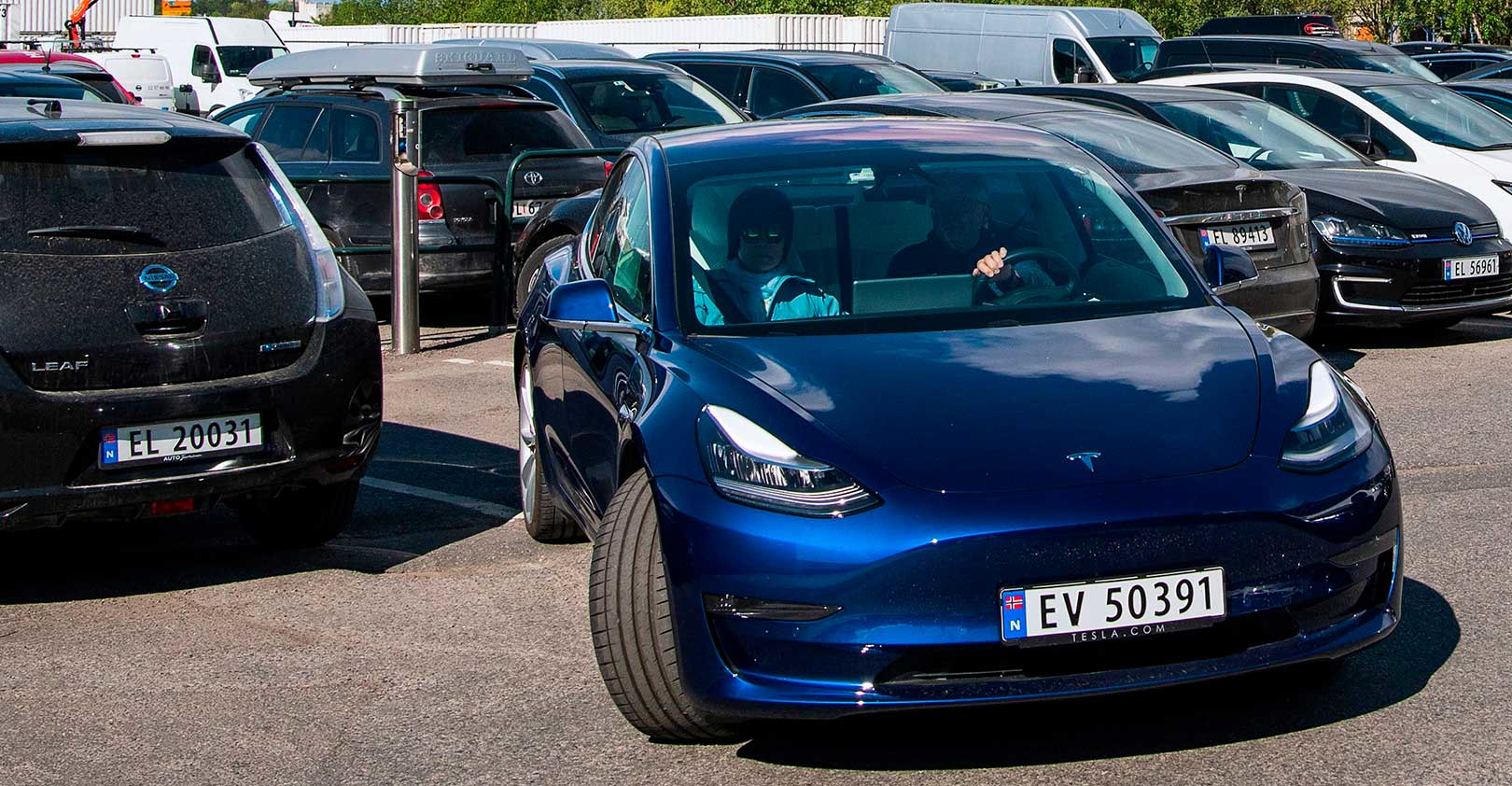 Tesla-parking-lot-Oslo-Norway-Jonathan-NACKSTRAND-AFP-Getty-Images-2.jpg