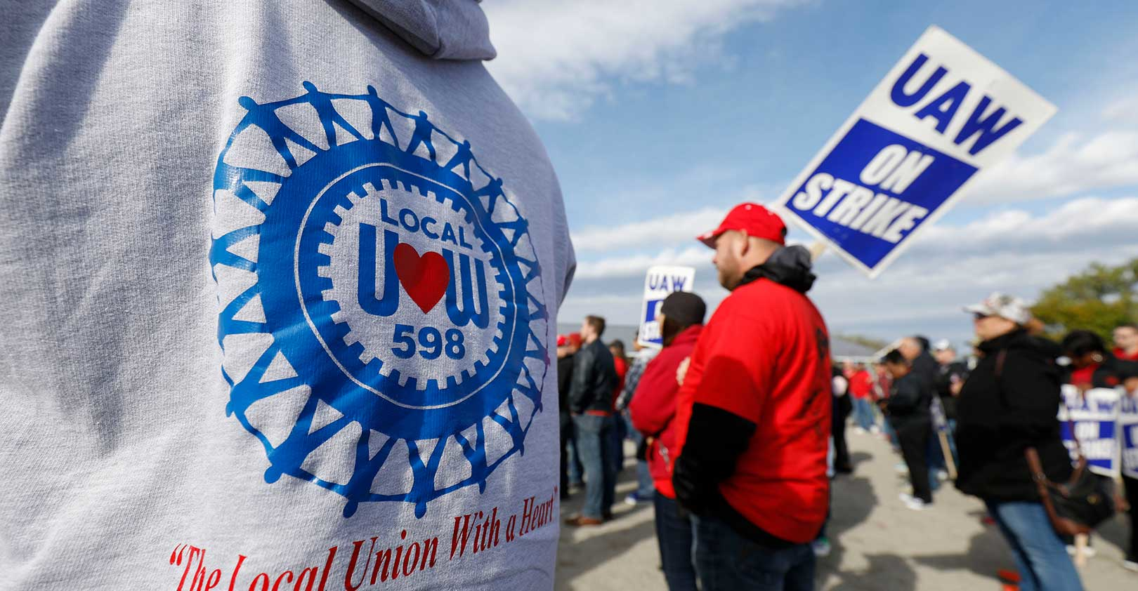 UAW-hoodie-logo-Bill-Pugliano-Getty.jpg