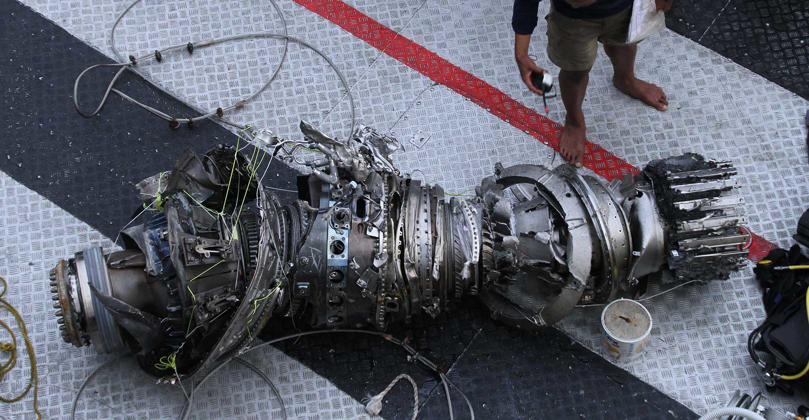 lion-air-flight-610-recovered-engine-AZWAR-IPANK-AFP-Getty.jpg