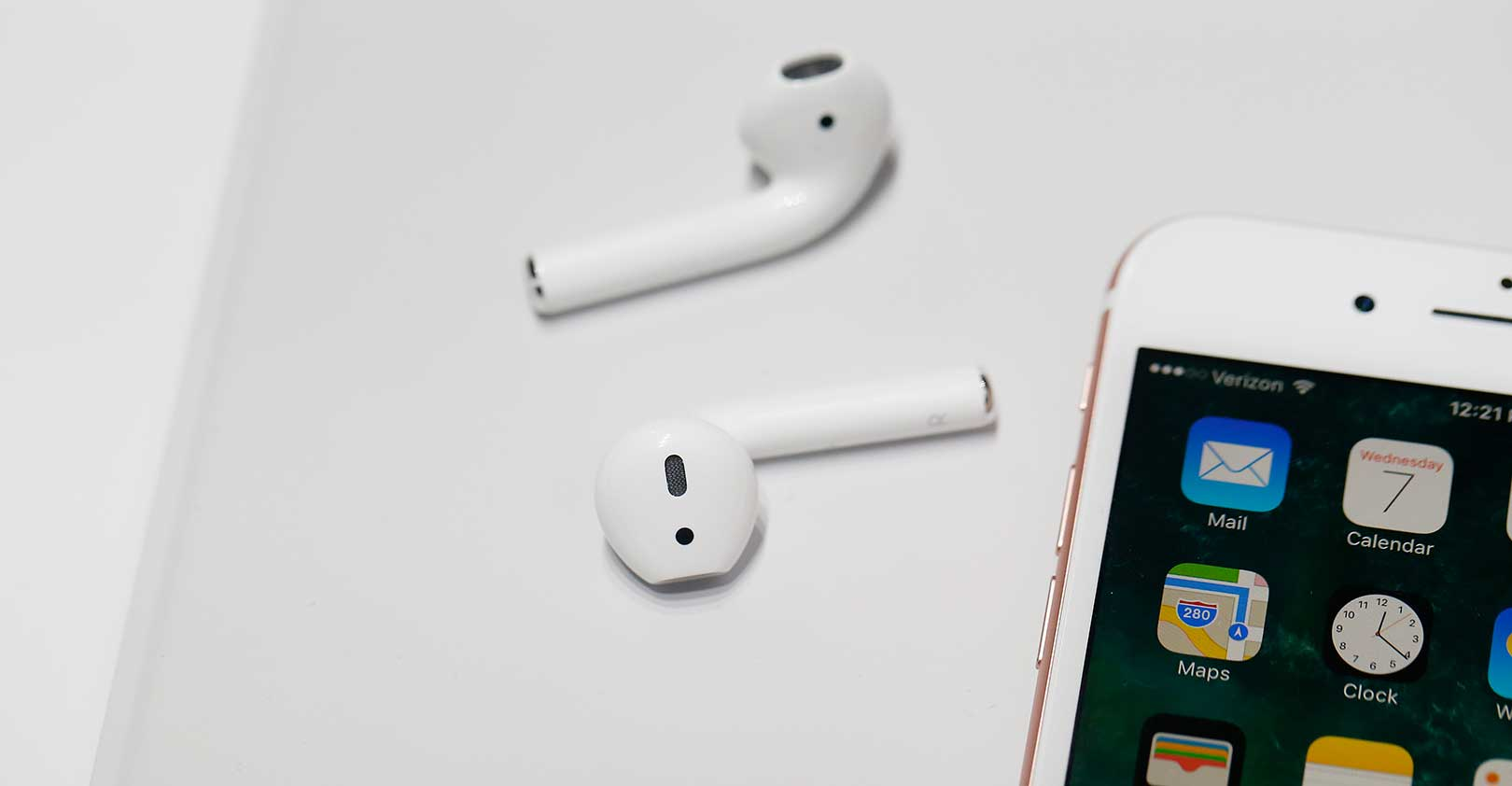 apple-airpods-iphone-Stephen-Lam-Getty-Images.jpg