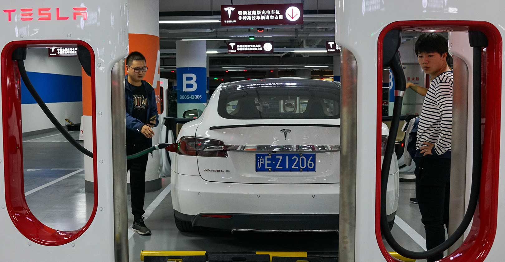 tesla-customers-in-shanghai-charging-cars-electric-CHANDAN-KHANNA-AFP-getty.jpg
