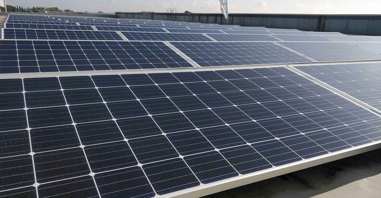 solar-roof-installation-pasfrost-zonnebeke-MAAIKE-TIJSSENS-BELGA-MAG-AFP-GETTY.jpg