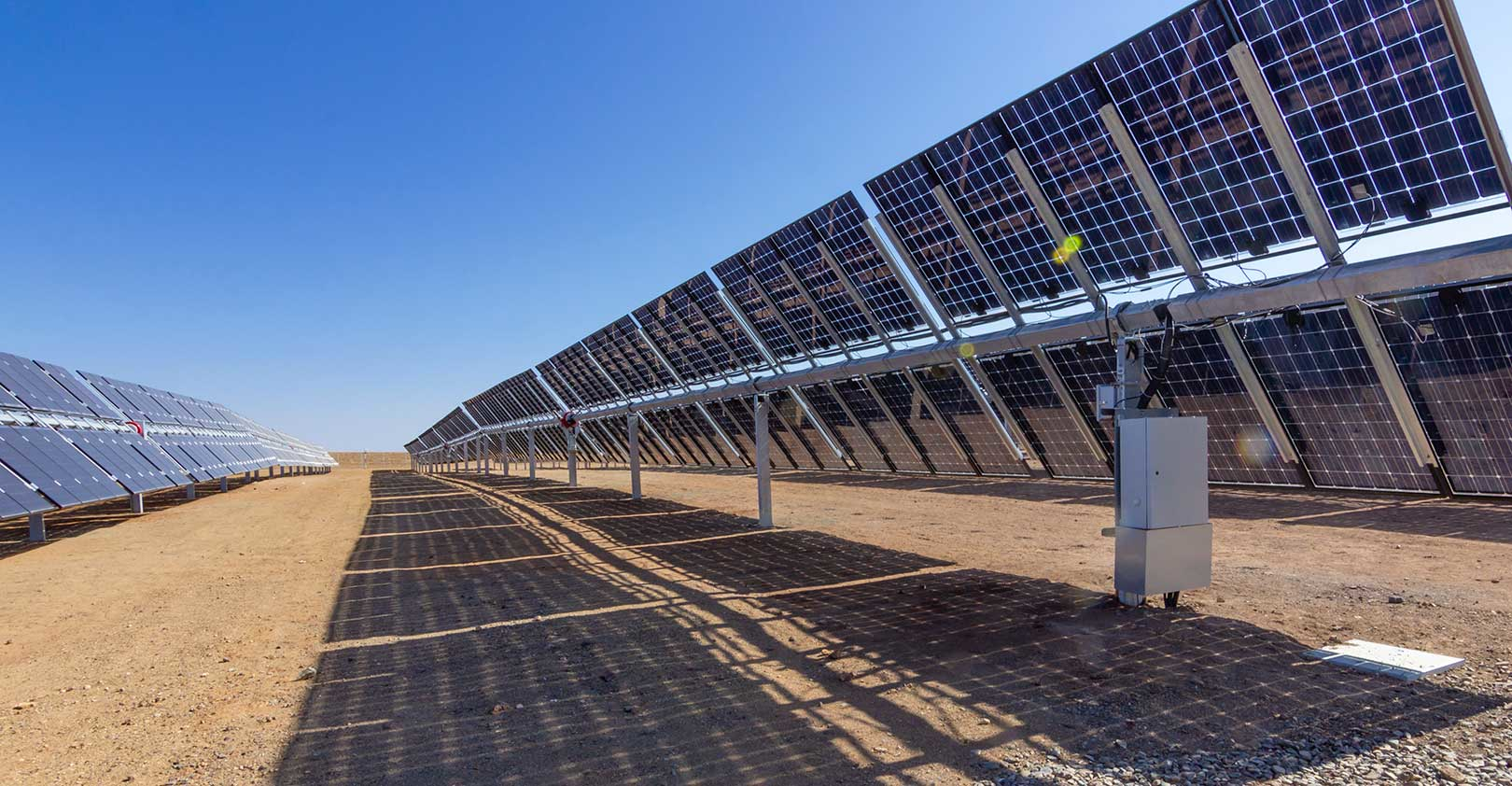 solar-panel-installation-desert-bifacial-modules-abriendomundo-iStock-Getty-Images.jpg