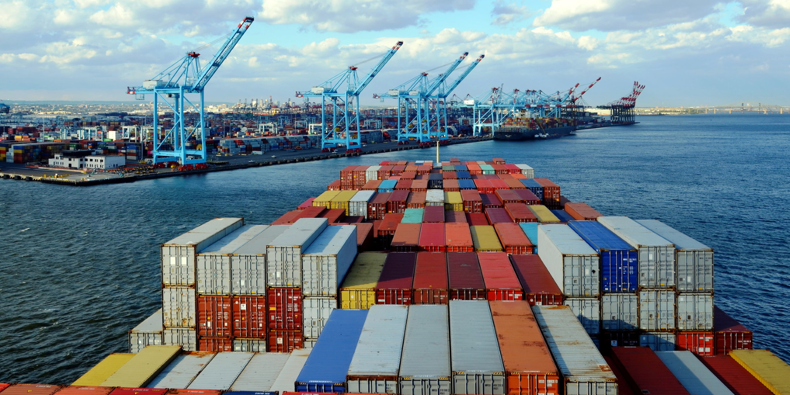 Container Ship Outside Newark New Jersey Mariusz Bugno Dreamstime 5f7d38d36f42b
