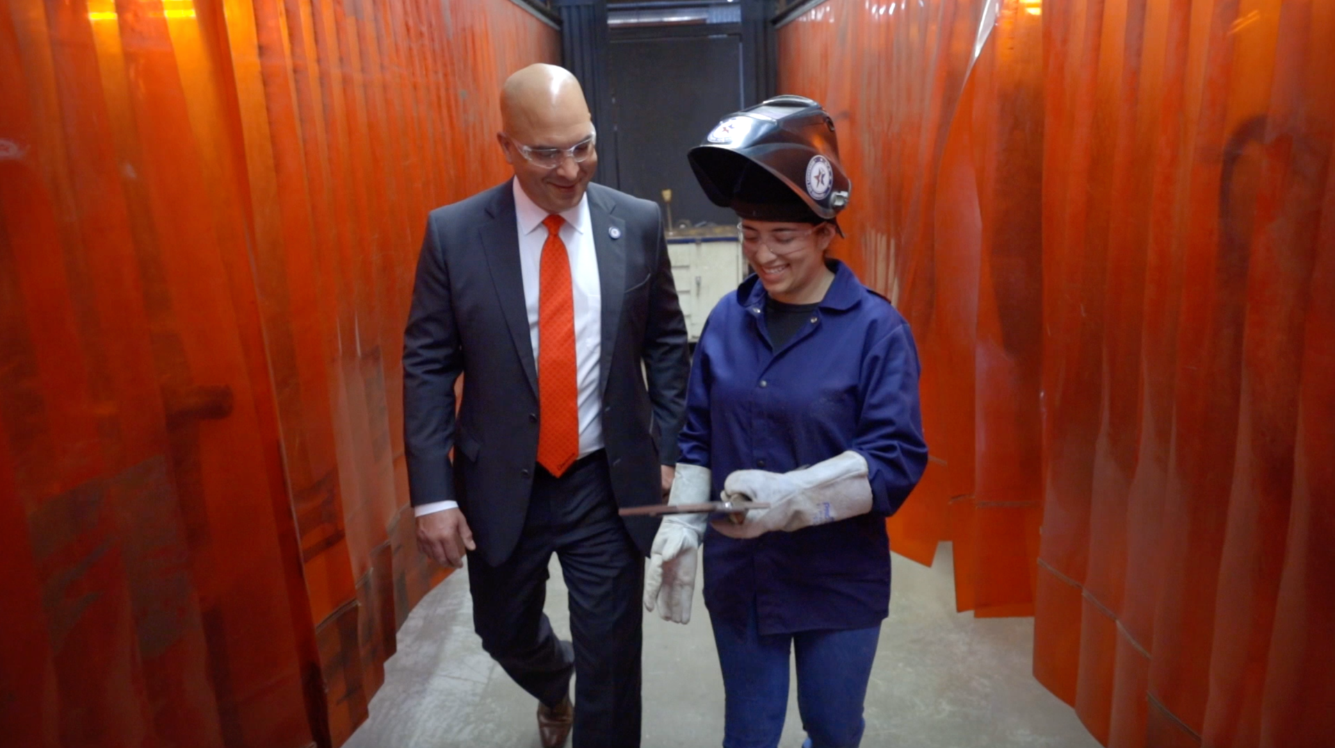 Hern&aacute;n Talking with Welding Student