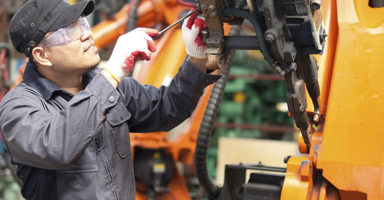 Manufacturing Guy Working On Machine T 5fe586352d87e