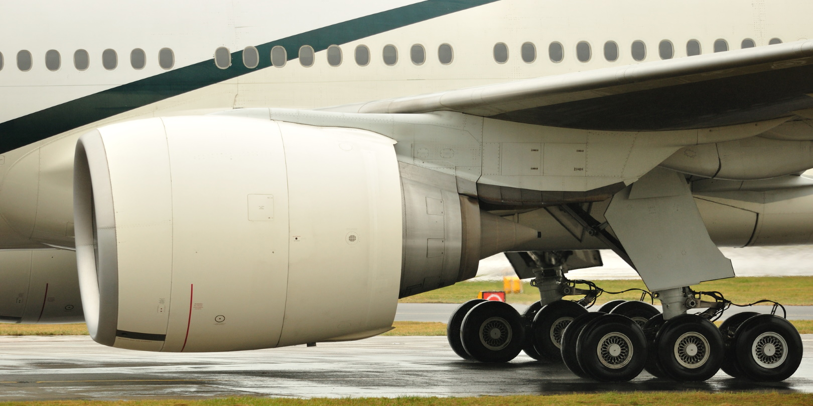 Boeing 777 Engine Undercarriage Landing Gear Tarmac Airport Runway Tommy Beattie Dreamstime 603496d643832