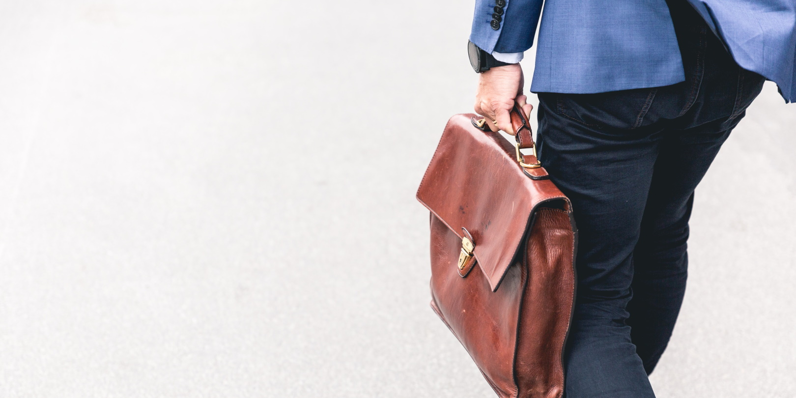 Job Guy Suitcase Marten Bjork 6d W3xy Qvc Ye Unsplash 615e509ff3103