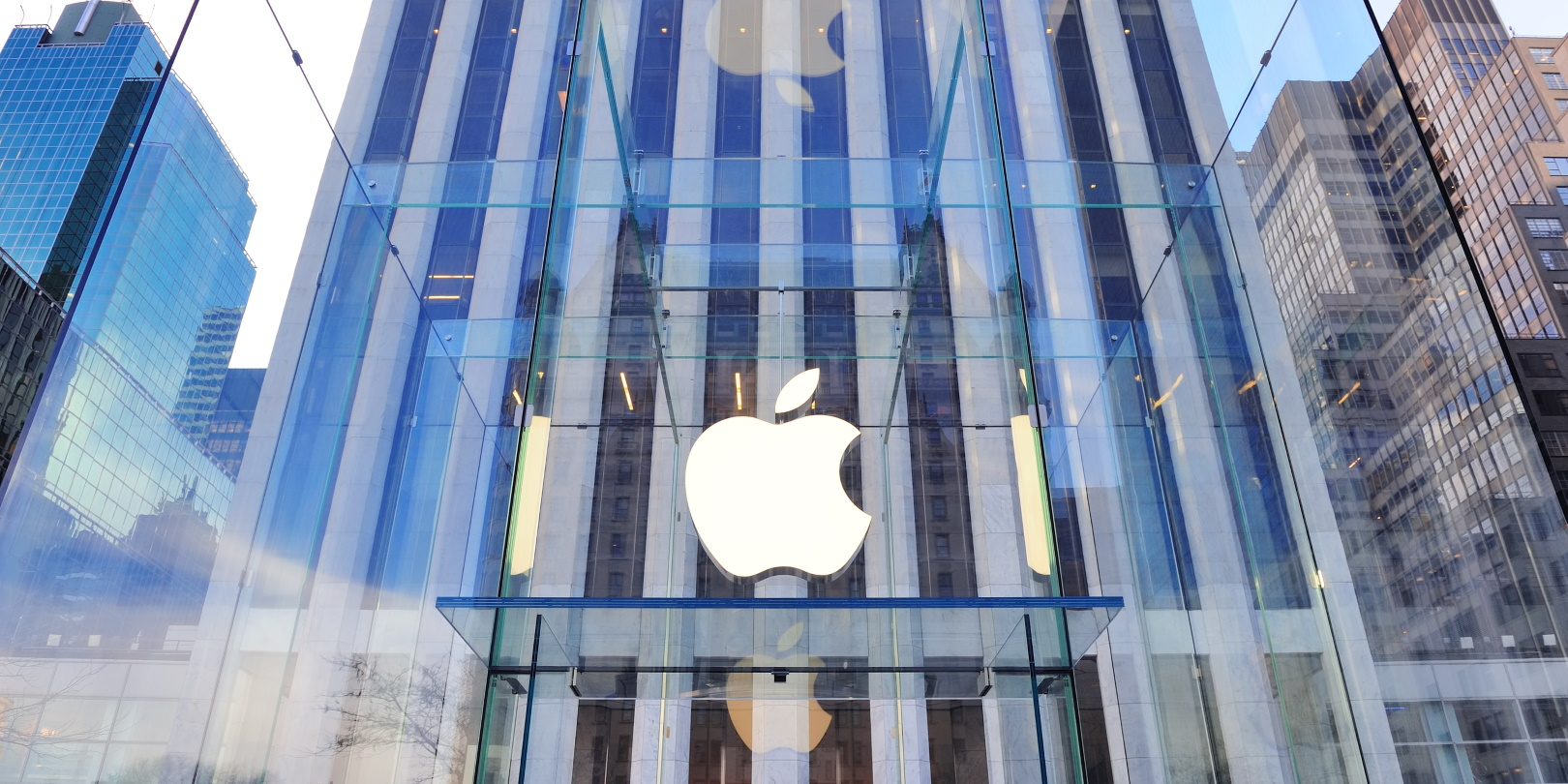 Apple Store Exterior With Company Logo Songquan Deng Dreamstime 62cce0ddc80a5