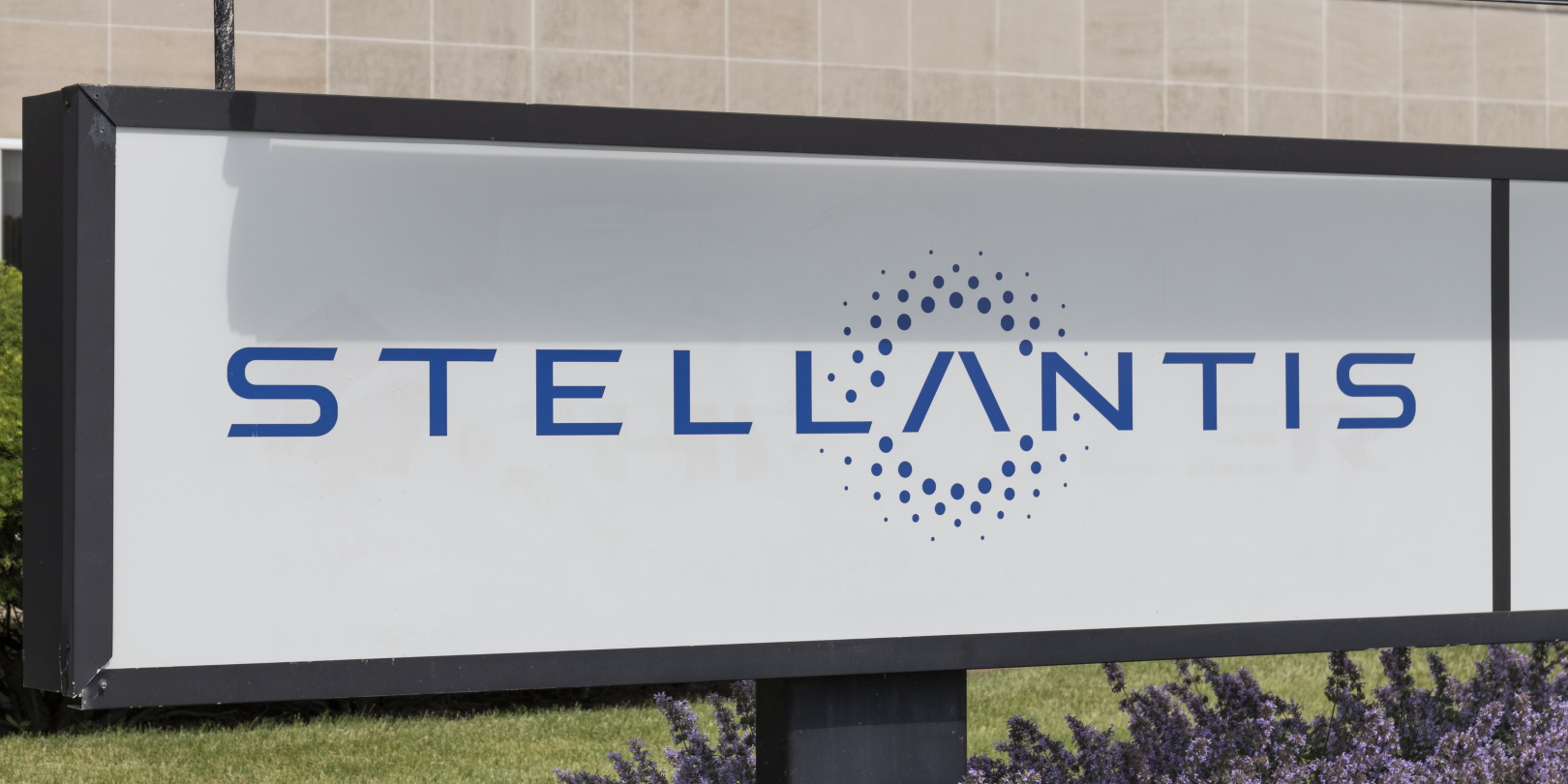 Stellantis Company Logo Sign Jonathan Weiss Dreamstime 62e8bb042ade0