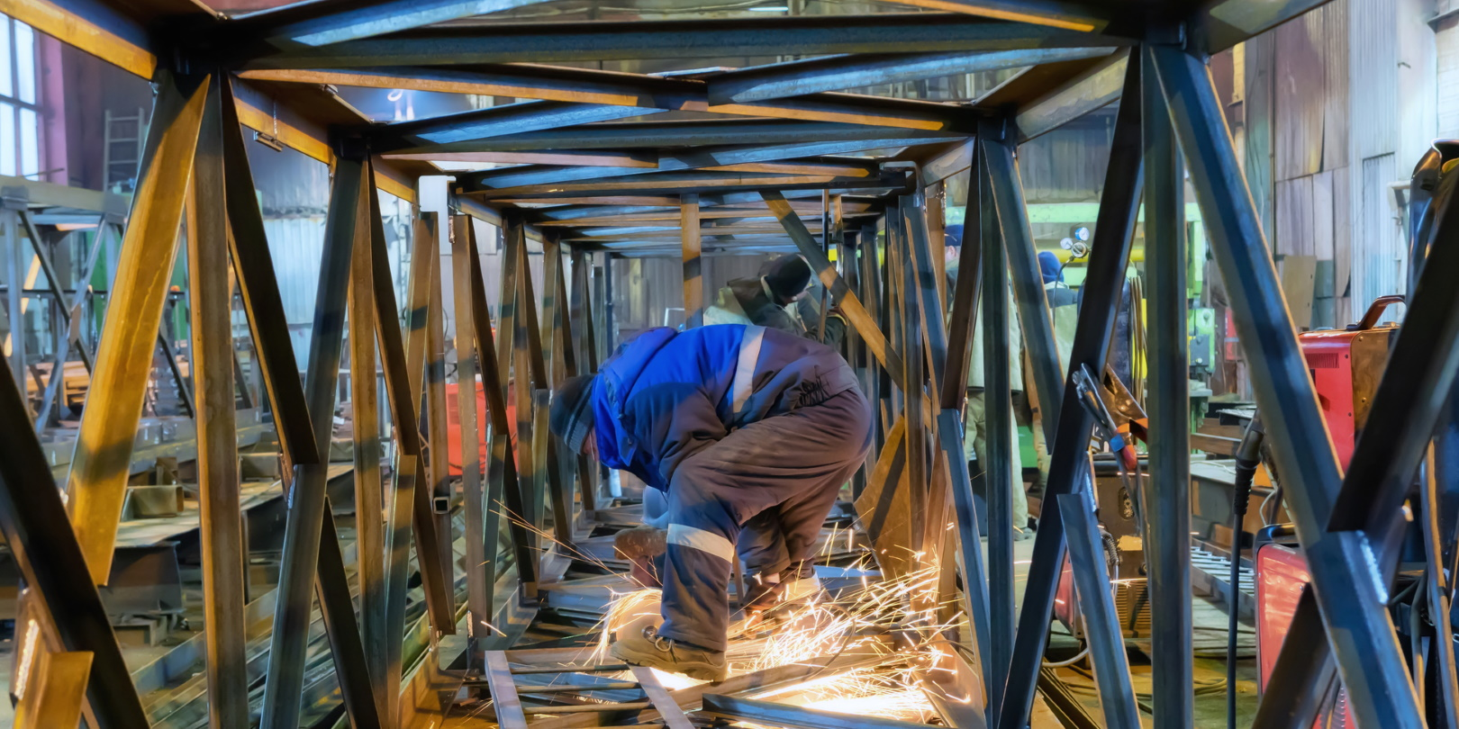 Worker Assembling Metal Structure Berkut34 Dreamstime 63122201a89d2