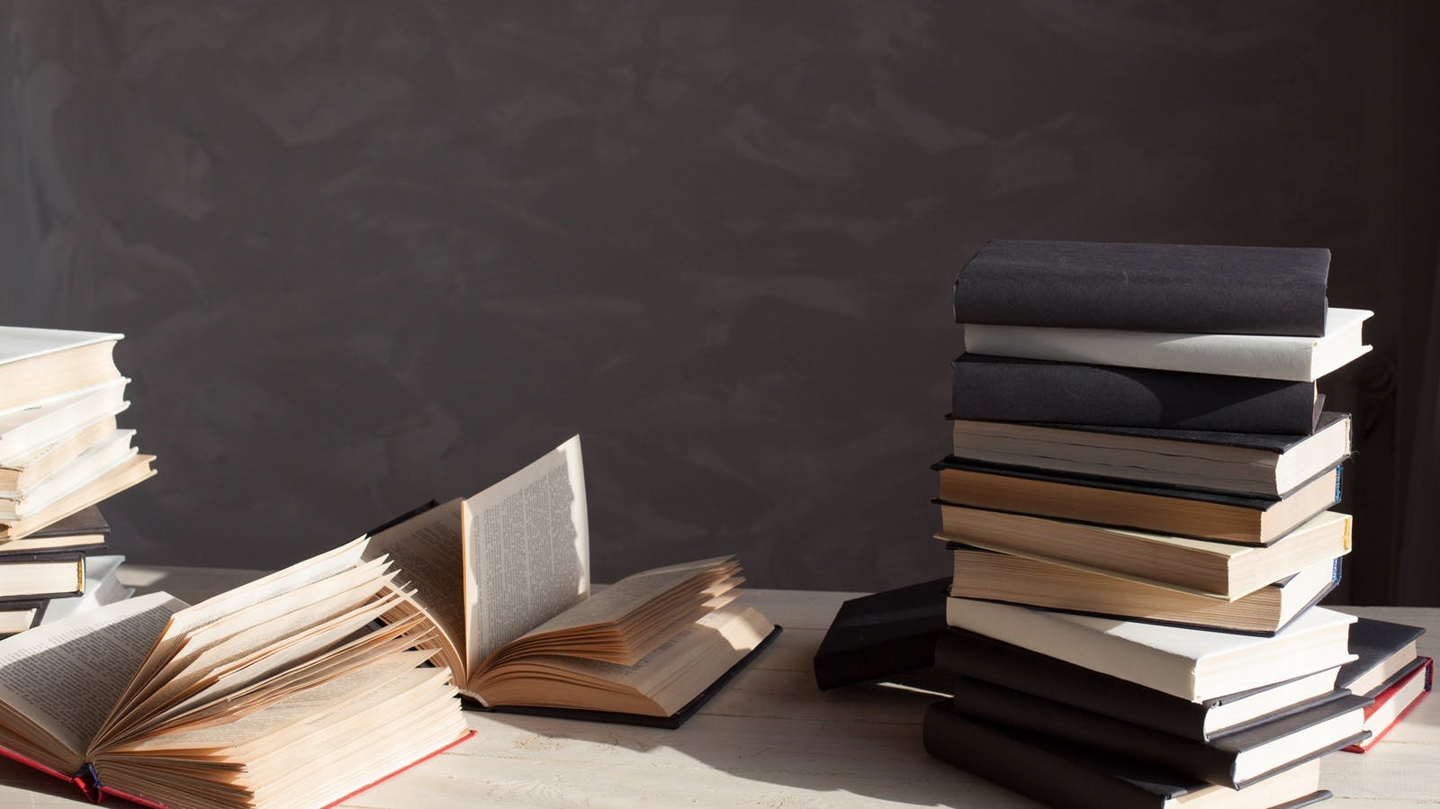 bookslibrarydreamstime_l_96025540