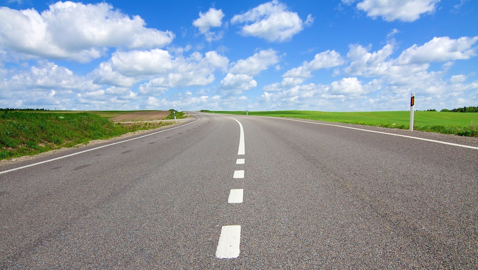 6688096c1b8c4df0c8af334a Roaddreamstime L 13237100