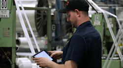 factory_worker_with_tablet