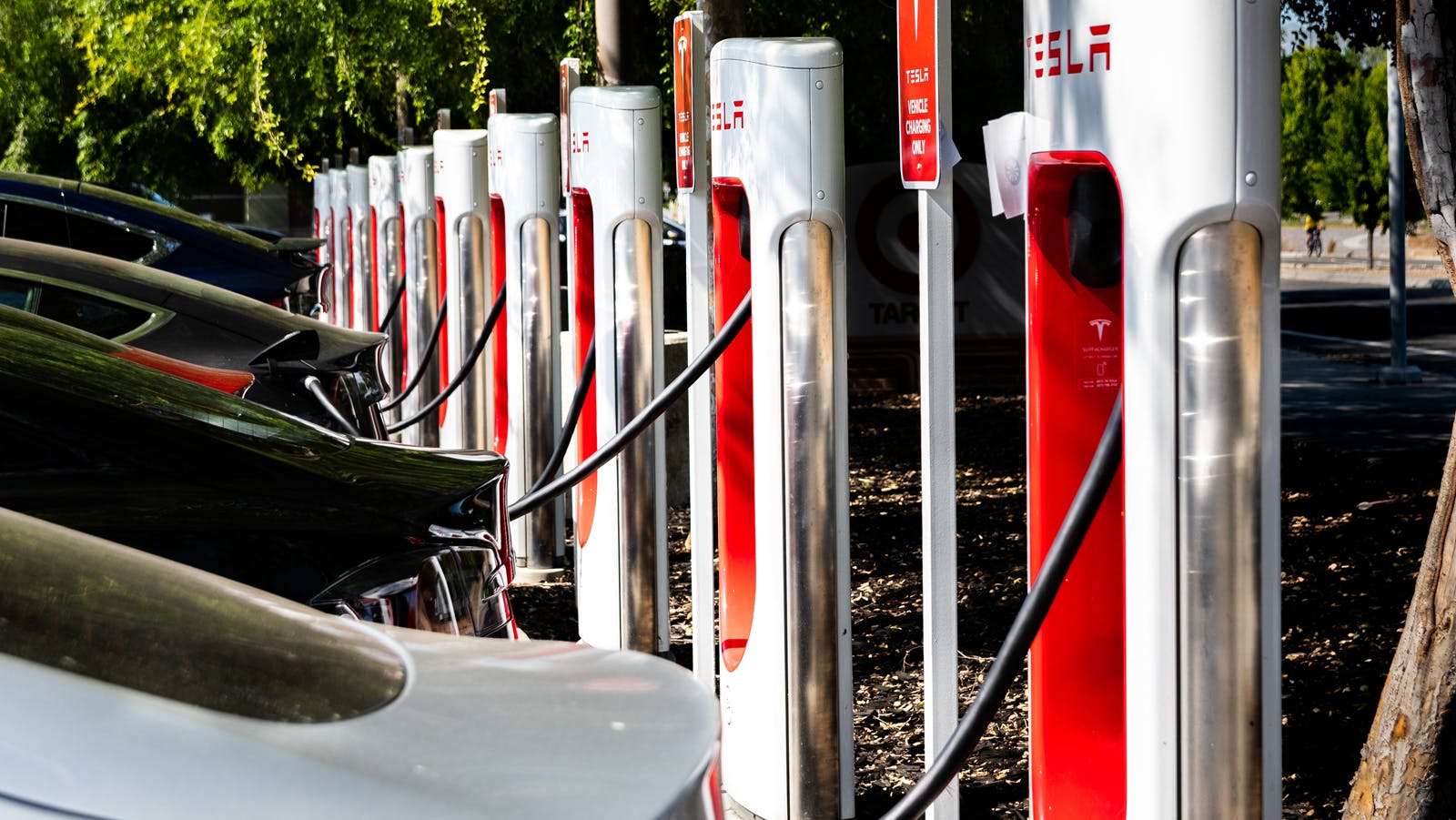 689cb504d09fa4a2b78309fd Chargingstationdreamstime Xxl 146962233