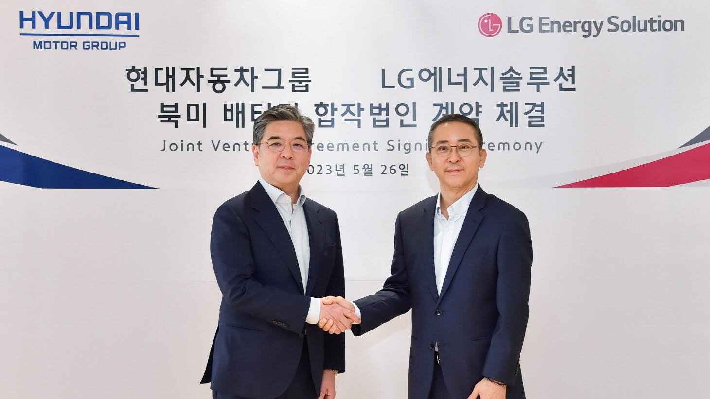 Jaehoon Chang (left), President and CEO of Hyundai Motor Company and Youngsoo Kwon, CEO of LG Energy Solution