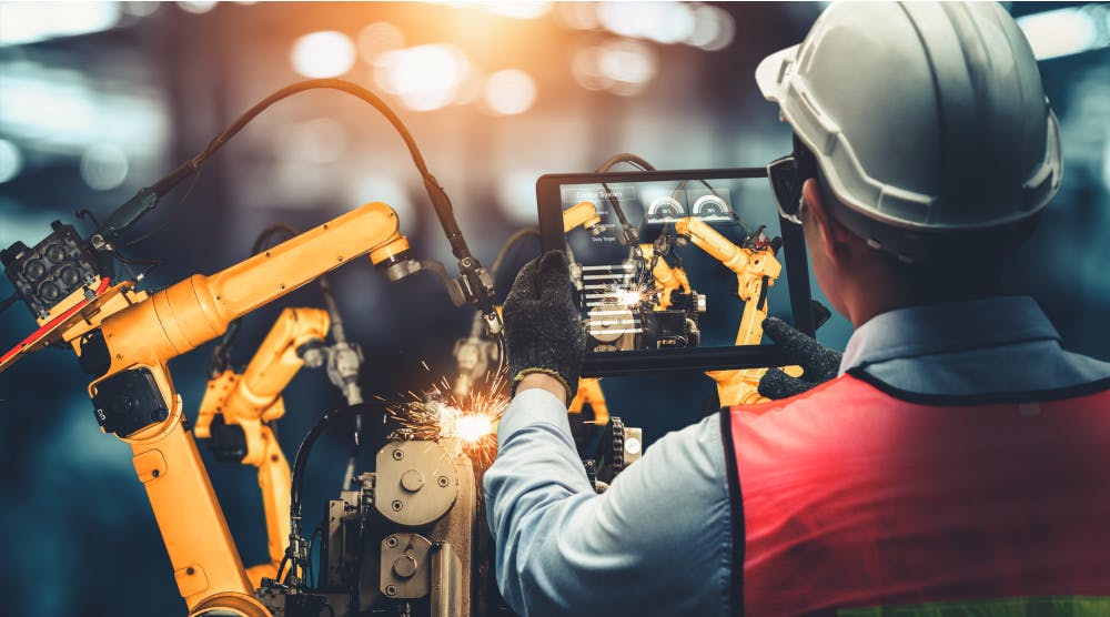 fluke_reliability_technician_with_tablet