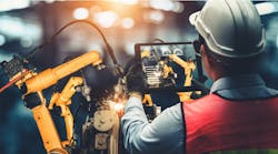 fluke_reliability_technician_with_tablet fluke_reliability_technician_with_tablet