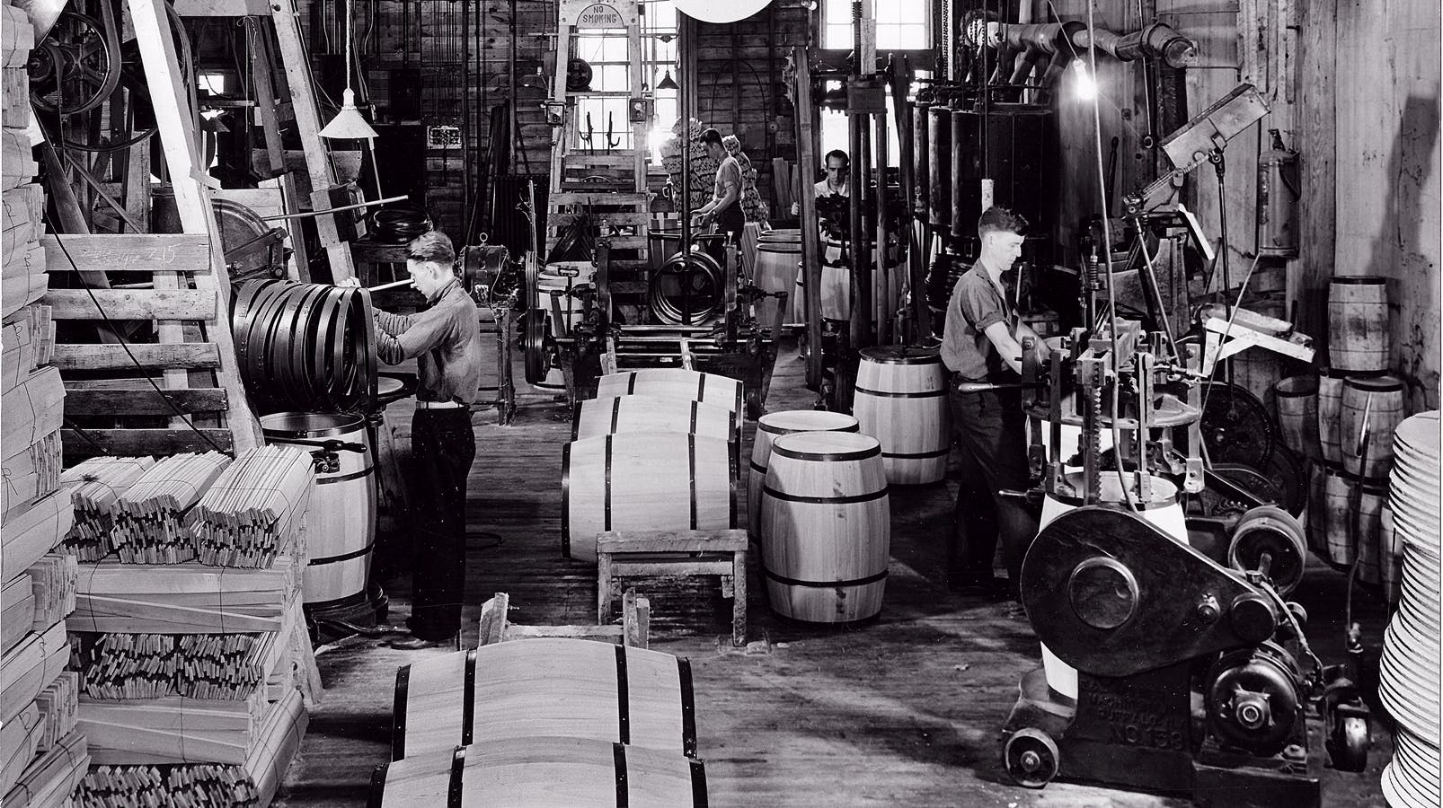 greif3_workers_making_barrels_10x13_black_and_whit