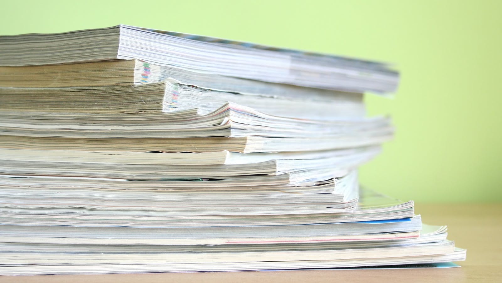 magazine_stack_dreamstime_l_15843975