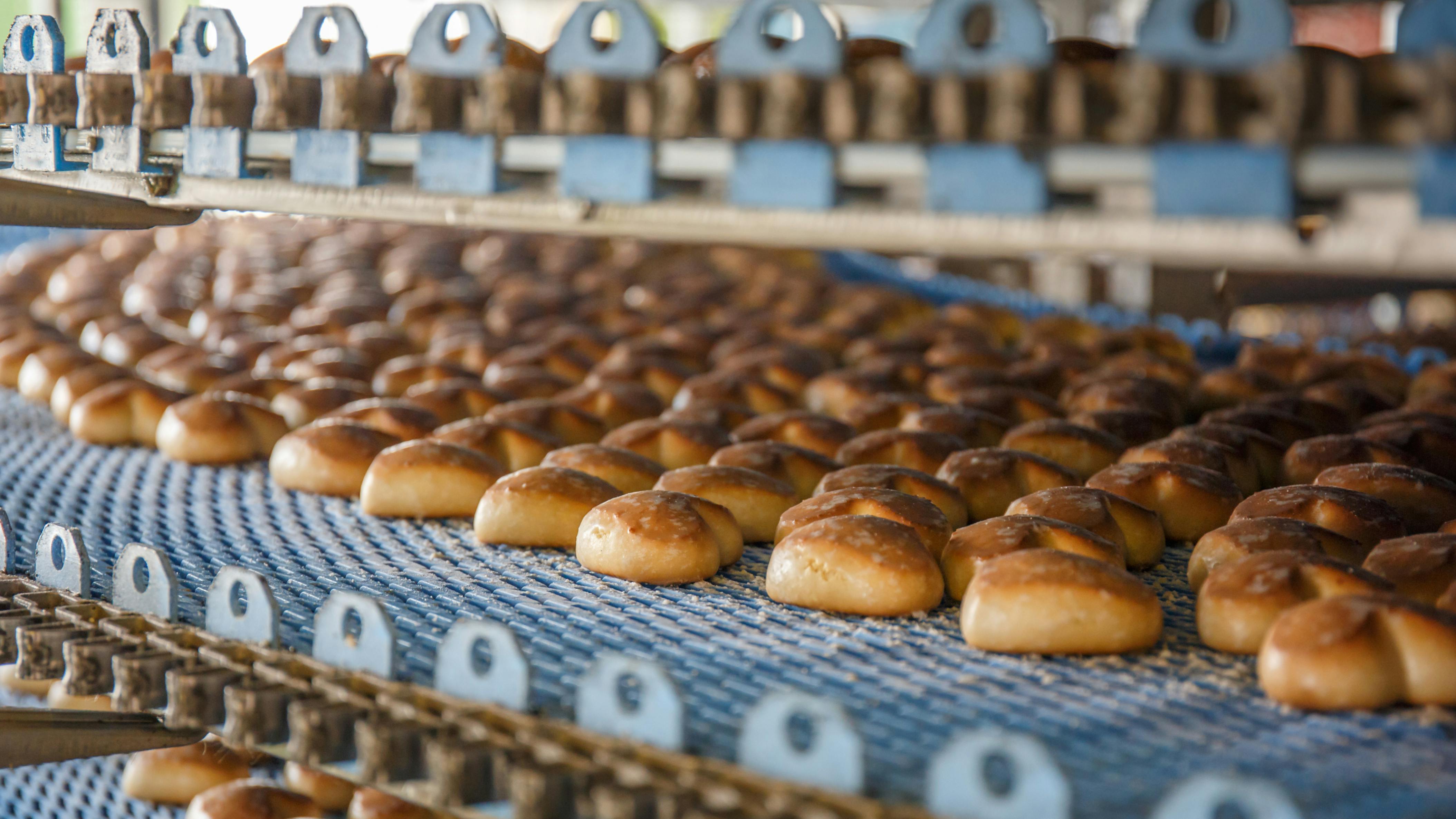 Food products on automated round conveyor